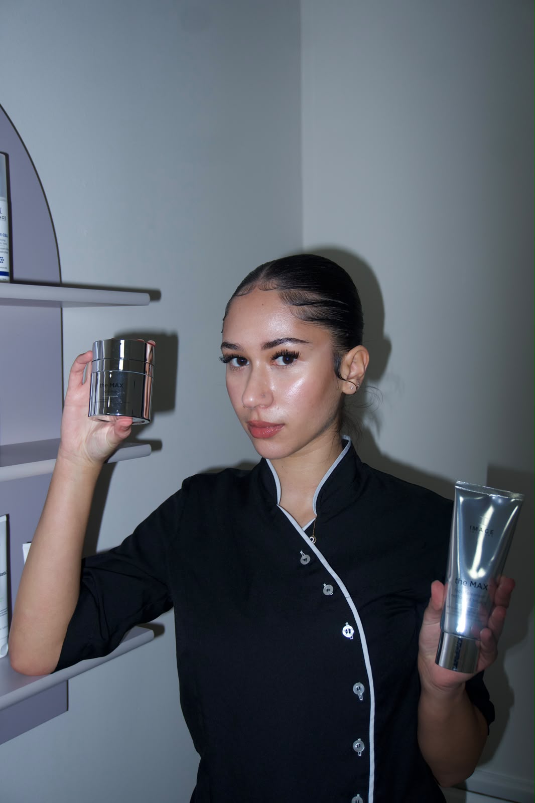 Yasmine, schoonheidsspecialiste bij Beautybyyassz in Den Haag, in de salon